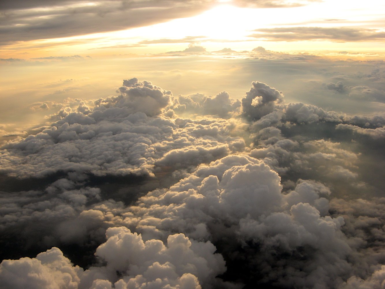 April 2023 Winning Image wolken_1600.JPG