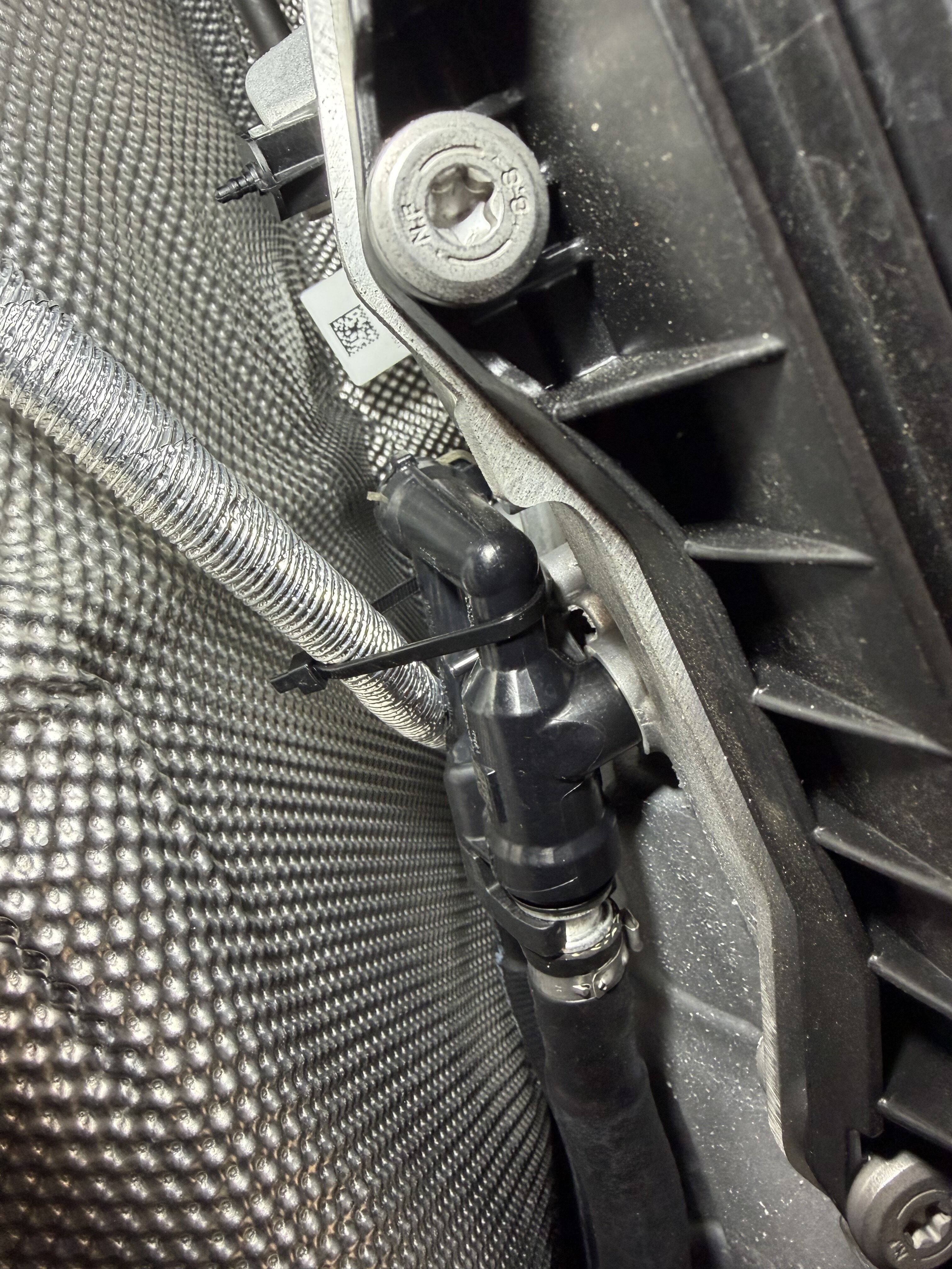 Transfer Case - Low Cable - zip tied to plastic parts?.jpeg